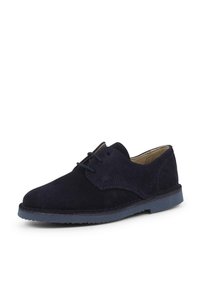 Scarpa in suede blu navy con lacci, punta rotonda, suola in gomma blu bassa e dettagli cuciti sulla tomaia per una maggiore texture.