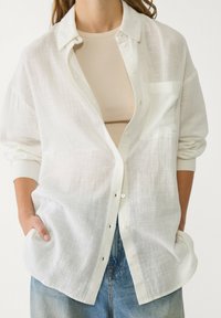 Stradivarius BASIC FLOWING WITH POCKET - Hemdbluse - white