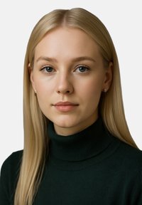 Blond hår och blå ögon, iklädd en mörkgrön polotr öja. Närbildsporträtt som visar en jämn hy och små örhängen.