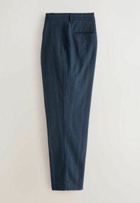 Pantalon formel bleu marine avec des fines rayures verticales, doté d'une poche arrière à bouton et d'une coupe droite.