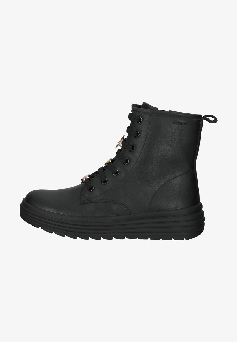 Bottine en cuir noir avec un bout arrondi, lacets à l'avant et plusieurs œillets métalliques. Tige texturée et semelle en caoutchouc noir épaisse.