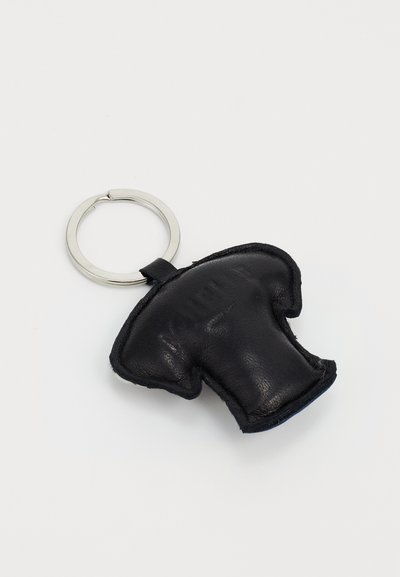 Porte-clés en cuir noir en forme de T-shirt, doté d'un anneau en métal argenté et d'une finition texturée avec des détails en relief.