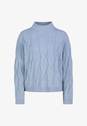 Hellblauer gestrickter Pullover mit Zopfmuster, langen Ärmeln, geripptem hohem Kragen, Bündchen und Saum, dargestellt auf weißem Hintergrund.