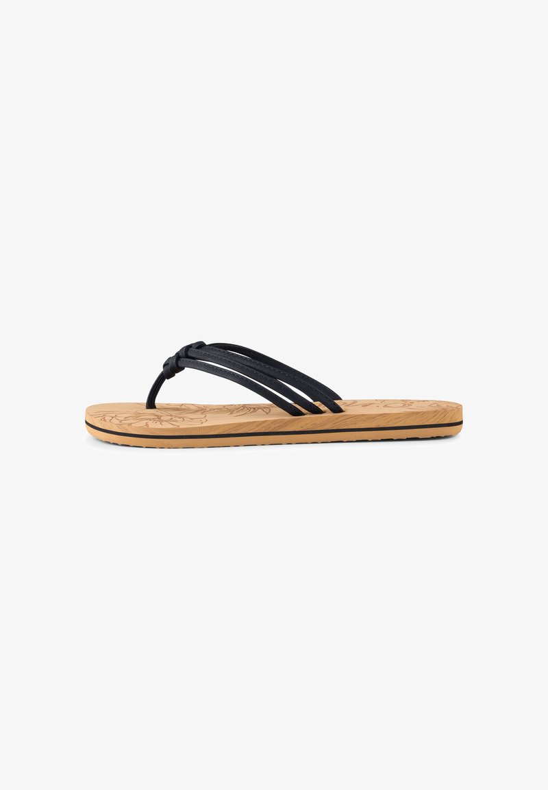 Sort flip-flop med tre smalle remme, der har en tekstureret tan fodseng med blomsterindgraveringer og en sort gummisål.