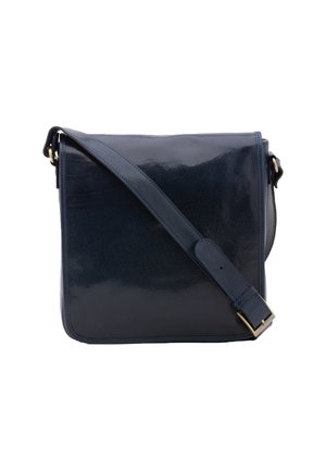 Navyblauwe leren schoudertas met een glanzende afwerking, een verstelbare schouderriem, vierkante vorm en goudkleurige accenten.