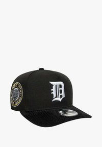 Musta baseball-lippalakki, jossa on valkoinen kirjailtu "D"-logo, teksturoitu musta visiiri ja pyöreä nimike, jossa lukee "Detroit Tigers World Series."