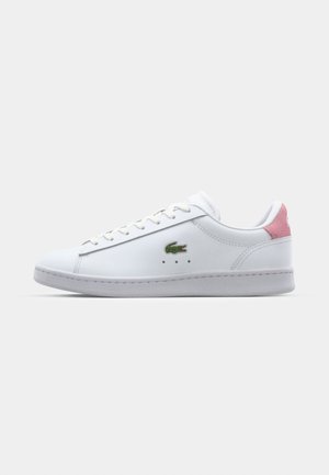 Sneaker in pelle bianca con un accento rosa sul tallone, suola bianca testurizzata e logo ricamato verde sul lato.