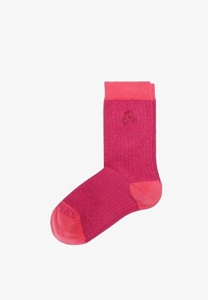 Calcetín rosa hasta media pantorrilla con talón, puntera y puño en rosa más oscuro, con un pequeño diseño bordado de calavera cerca de la parte superior.