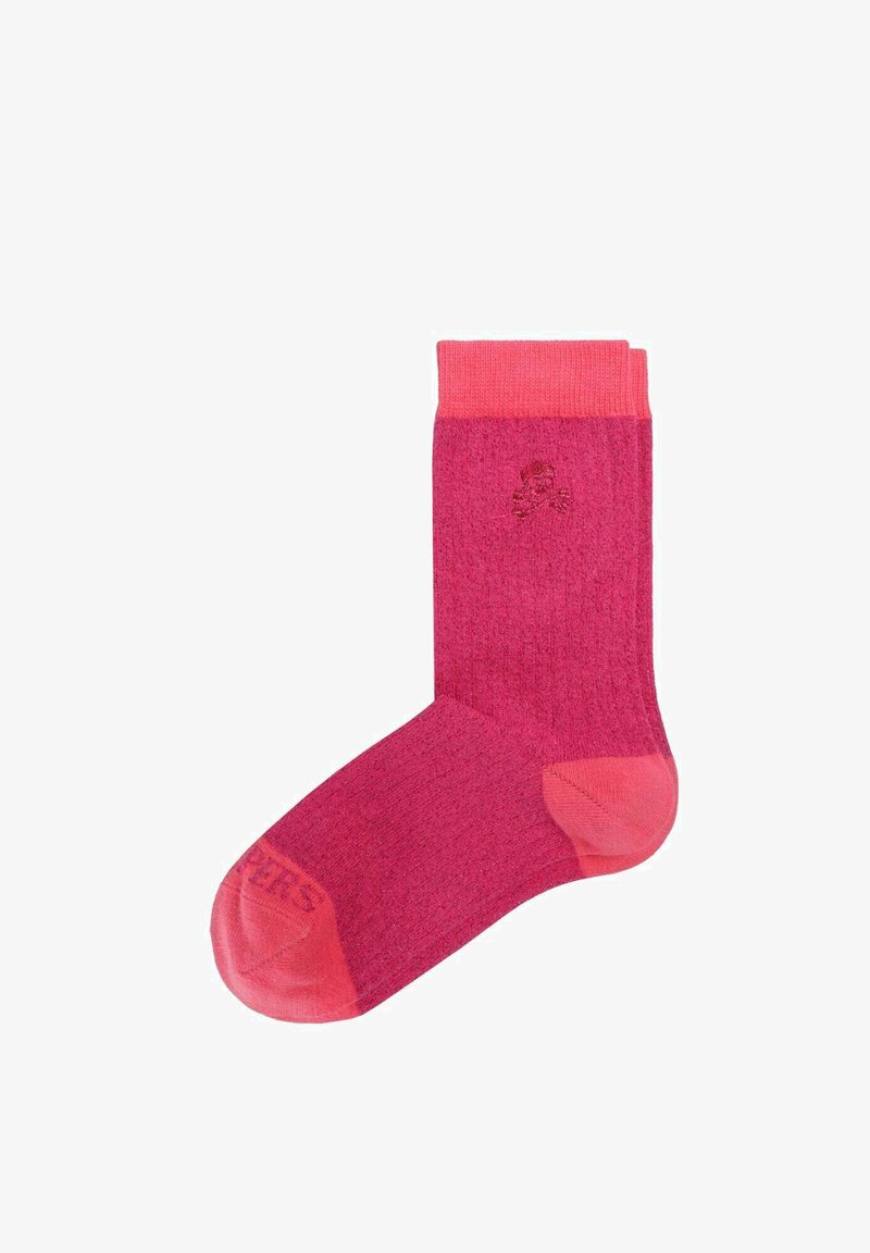 Różowa skarpeta do połowy łydki z ciemniejszym różowym piętą, palcem i mankietem, z małym haftowanym wzorem czaszki w pobliżu góry.