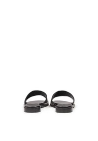 Paire de sandales slides noires à bout ouvert avec talons carrés bas, vues de dos sur un fond blanc uni.