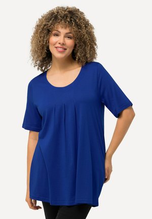 Top blu con maniche corte, scollo rotondo e dettagli plissettati nella parte frontale, realizzato in tessuto morbido e con vestibilità ampia.