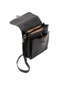 Borsa a tracolla in pelle nera con flap aperto, che rivela molteplici scomparti con cerniera e una tasca frontale con chiusura in tono dorato.