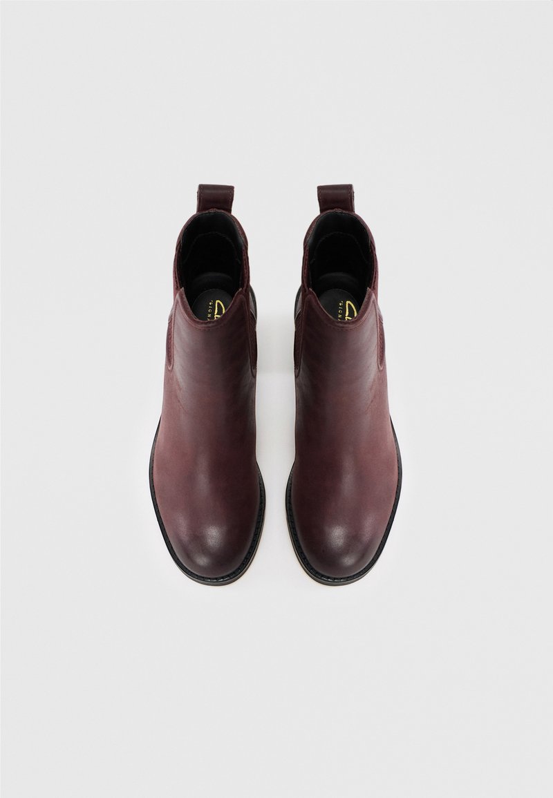 Stivaletti Donna Clarks Maye Bella - Pelle Bordeaux Con Zip Laterale, Tacco A Blocco, Suola TPR, Taglia 41 EU - 2