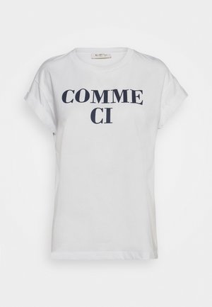 Wit T-shirt met korte mouwen en opgerolde manchetten, met grote zwarte tekst "COMME CI" op de voorkant.