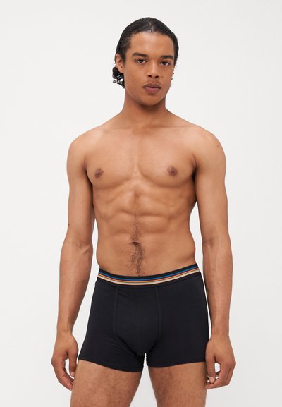 Schwarze Boxershorts mit einem mehrfarbigen gestreiften Bund. Das Material wirkt weich und dehnbar und hat einen mittelhohen Schnitt.