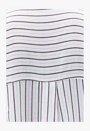 Hvidt stoftop med smalle sorte vandrette og lodrette striber, der har et plisseret rygdesign og en glat tekstur.