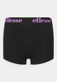 Svarta boxertrosor med en bred midjeband som har lila "ellesse"-logotyp. Tyget verkar slätt och stretchigt, designat för komfort.