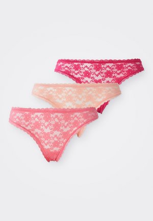 Drei Spitzenunterhosen für Frauen mit floralen Mustern in Rosa, Hellpeach und Dunkelrosa, die sich überlappt auf einem weißen Hintergrund anordnen.