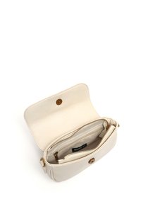 Borsa in pelle color crema con forma arrotondata, chiusura a scatto magnetico e hardware in tono oro. Dotata di più tasche interne e di un compartimento con zip.