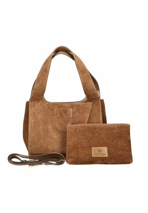 Borsa in camoscio marrone con manici larghi, pochette con zip abbinata e tracolla removibile, tutti caratterizzati da una piccola targhetta in pelle con il marchio.