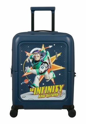 Valigia blu navy con astronauta dei cartoni animati che corre, sfondo colorato con stelle e pianeti e testo "Verso l’infinito e oltre!" sul pannello frontale.
