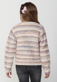 Pull en tricot avec des rayures multicolores dans des teintes pastel douces, col rond, manches longues et ourlet côtelé. Le matériau semble en laine.