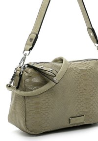 Zielona torebka o teksturowanej powierzchni z nadrukiem wężowej skóry, wyposażona w zamek błyskawiczny i odpinany pasek. Elementy ozdobne to srebrne okucia oraz zawieszka z logo.