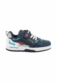 Sneaker blu navy e bianco con tomaia in pelle liscia, dettagli testurizzati, chiusura con lacci e grafiche stampate in blu e rosso.