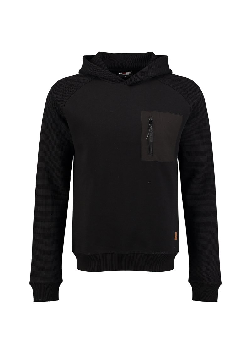 Sudadera negra con capucha ajustable, cuerpo texturizado y un bolsillo en el pecho con cremallera y panel contrastante. Puños y dobladillo acanalados.