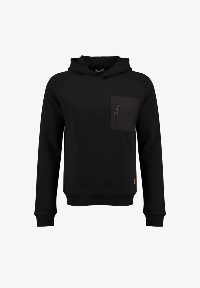 Sudadera negra con capucha ajustable, cuerpo texturizado y un bolsillo en el pecho con cremallera y panel contrastante. Puños y dobladillo acanalados.