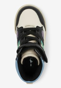 Tenisky s vysokým střihem, černé tkaničky, béžový a černý svršek, tyrkysové a fialové boční detaily, černý polstrovaný límec a béžová podrážka.