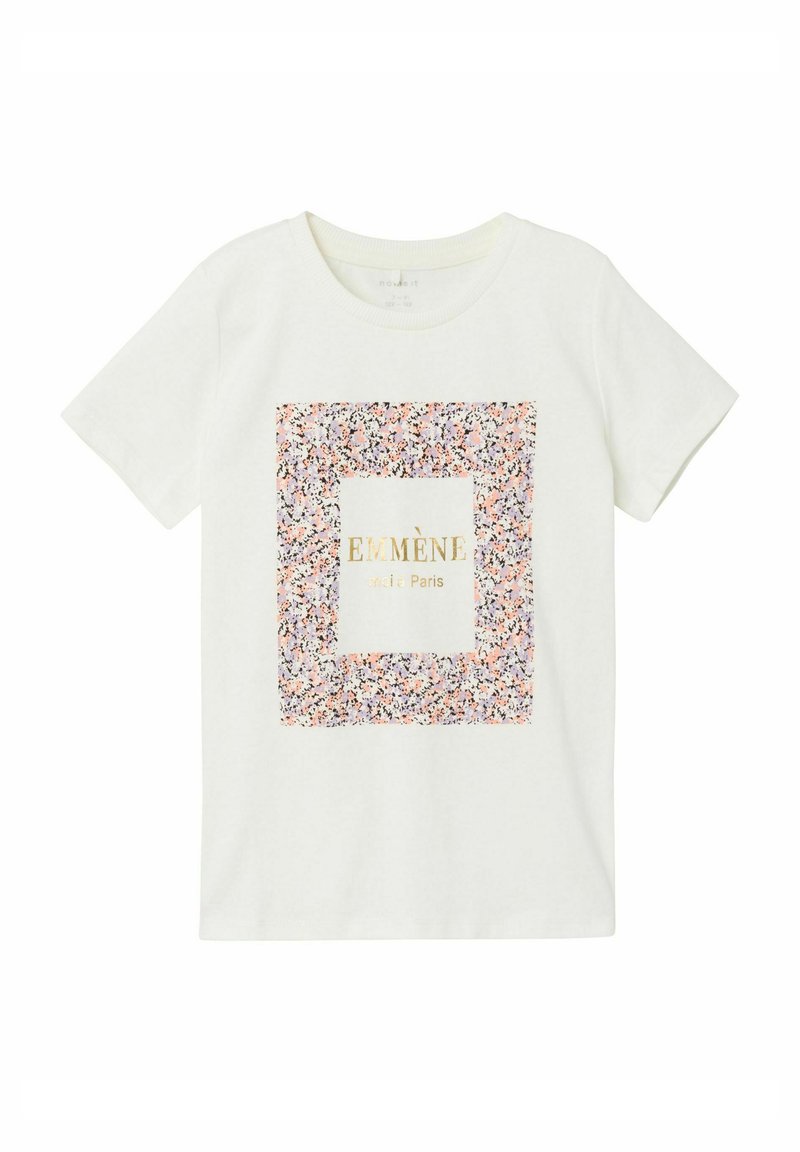 Hvid bomulds t-shirt med et farverigt blomsterprint og en central firkant med guldtekst, der står "EMMÈNE." Korte ærmer og rund halsudskæring.