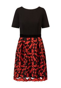 Schwarzes Kleid mit kurzen Ärmeln und tailliertem Oberteil, ausgestattet mit einem roten, floral gemusterten Spitzenrock und einem schwarzen Samt-Taillengürtel.
