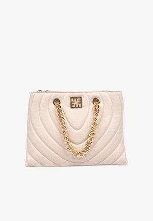 Borsa a tracolla in pelle trapuntata color crema con manici a catena dorata e un emblema centrale quadrato in oro su sfondo bianco.