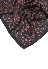 Ziedu zīda šalle ar melnu fonu, uz kura ir rudu ziedu raksts, teksturēta auduma un apmales mala. Stūrī iekļauts zīmola logo.