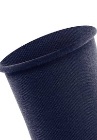 Niebieski materiałowy kubek o cylindrycznym kształcie i lekko zwiniętej krawędzi. Teksturowana powierzchnia z jednolitym wzorem splotu.