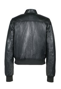 Giacca bomber in pelle nera con una texture liscia, polsini e orlo a coste e una piccola etichetta con logo sul retro vicino al colletto.
