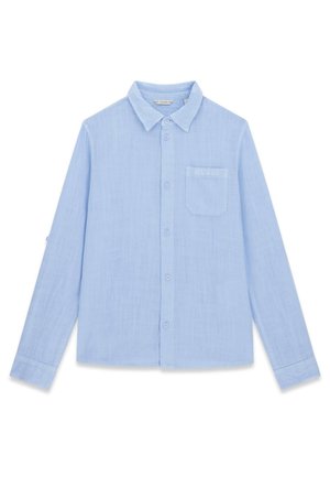 Lichtblauw overhemd met lange mouwen, knopen en kraag, met een borstzak waarop de merknaam "GUESS" is geborduurd.