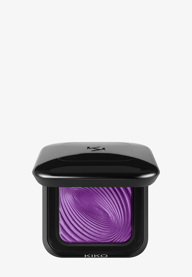 Sombra de ojos morada en un compacto negro cuadrado con una tapa lisa y brillante y un patrón de superficie texturizada. Presenta el logo de KIKO en la parte frontal.