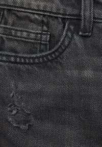 Farkkuhousut mustasta denim-kankaasta, joissa on kulutettu paikka, standardi viisi-taskumalli ja ommellut yksityiskohdat reunoilla.