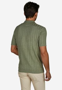 T-shirt à manches courtes en tricot côtelé de couleur olive, avec un col, présentant une texture subtile et un design ajusté, vue de dos.