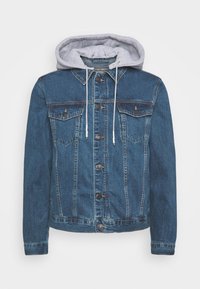 Jeansjacka med grå huva, knappstängning, två bröstfickor och silverdetaljer. Tyget har en klassisk blå tvätt och en något sliten textur.