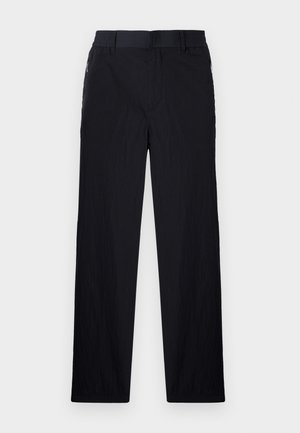 Mustat housut, joissa on kevyt, teksturoitu kangas, suora lahje, joustava vyötärö ja sivuvetoketjupussit.