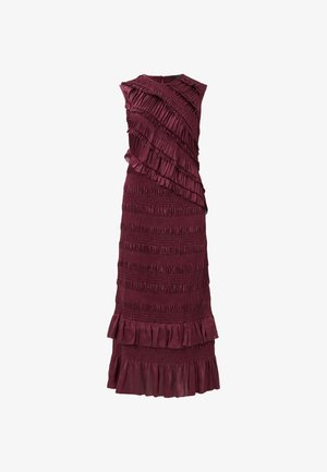 Robe sans manches bordeaux avec des volants superposés et une texture smockée, mettant en avant un corsage ajusté et un ourlet évasé.