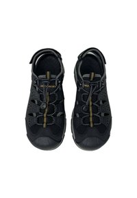 Scarpe da atletica nere con un design resistente, parte superiore in rete, lacci elastici e suola in gomma spessa; presentano una punta testurizzata e fori di ventilazione.