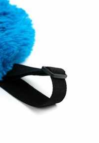 Oggetto blu e soffice di forma rotonda con una tracolla nera intrecciata. La tracolla ha una fibbia in plastica per fissare o regolare la vestibilità.