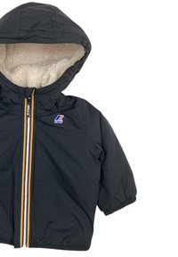 Giacca nera con cappuccio, foderata in pile bianco, zip a strisce colorate, polsini elasticizzati e logo K-Way sul petto.