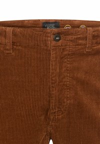 Bruine corduroy broek met verticale ribbelstructuur, voorzien van een knoopsluiting en een Camel Active label op de tailleband.