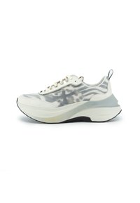 Der Sneaker verfügt über ein leichtes, strukturiertes Obermaterial in verschiedenen Weiß- und Grautönen, mit einer dicken weißen Zwischensohle und einer schwarzen Gummisohle.