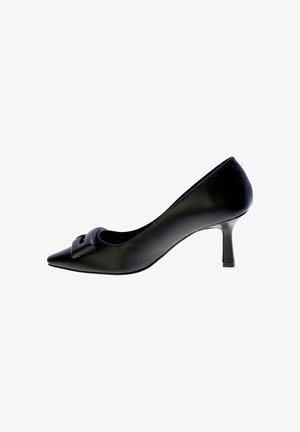 Zwarte leren high-heeled pump met een spitse neus en een decoratieve gespdetail op de bovenkant. Slanke stilettohak. Gladde textuur.